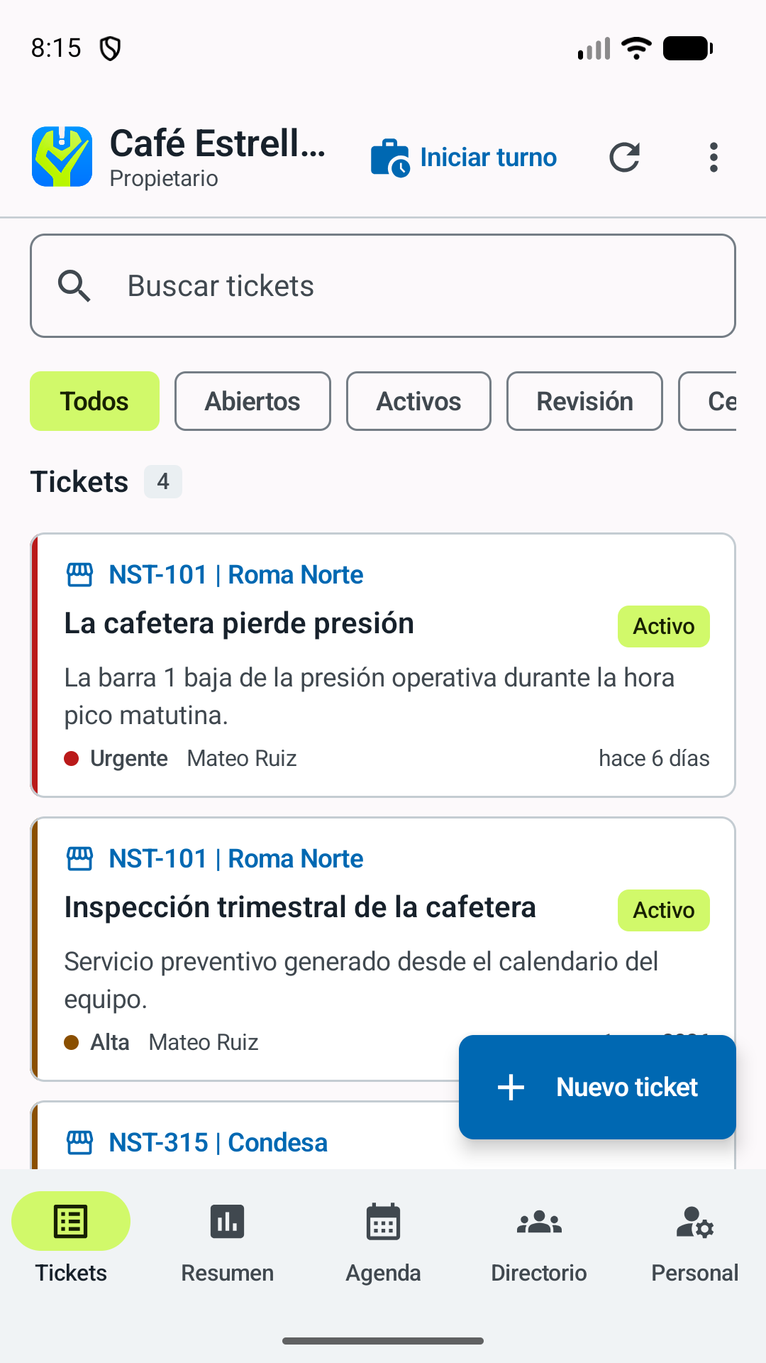 Lista de tickets en el teléfono organizada por ubicación, estado, prioridad y persona asignada.